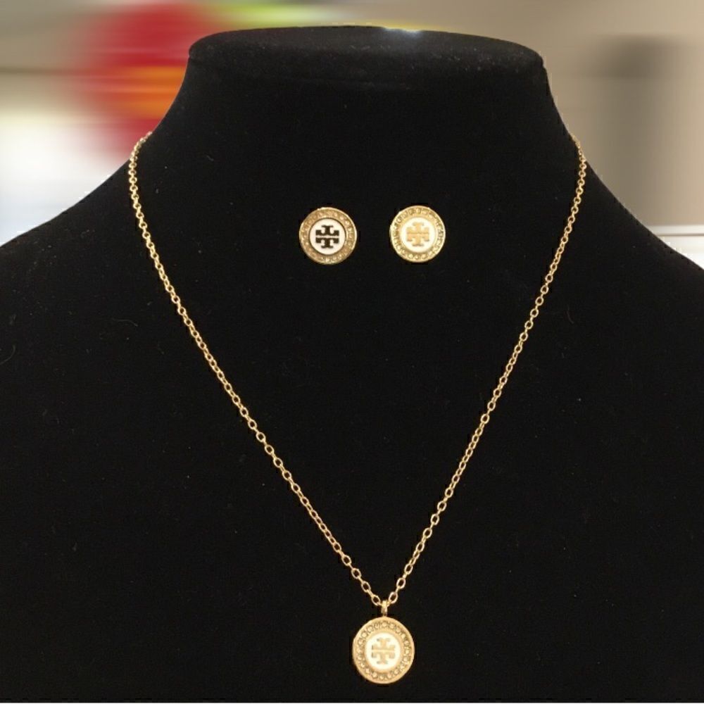 TORY BURCH 18K GOLD PLATED NECKLACE AND EARRINGS SET. NECKLACE DOUBLE FACE.
